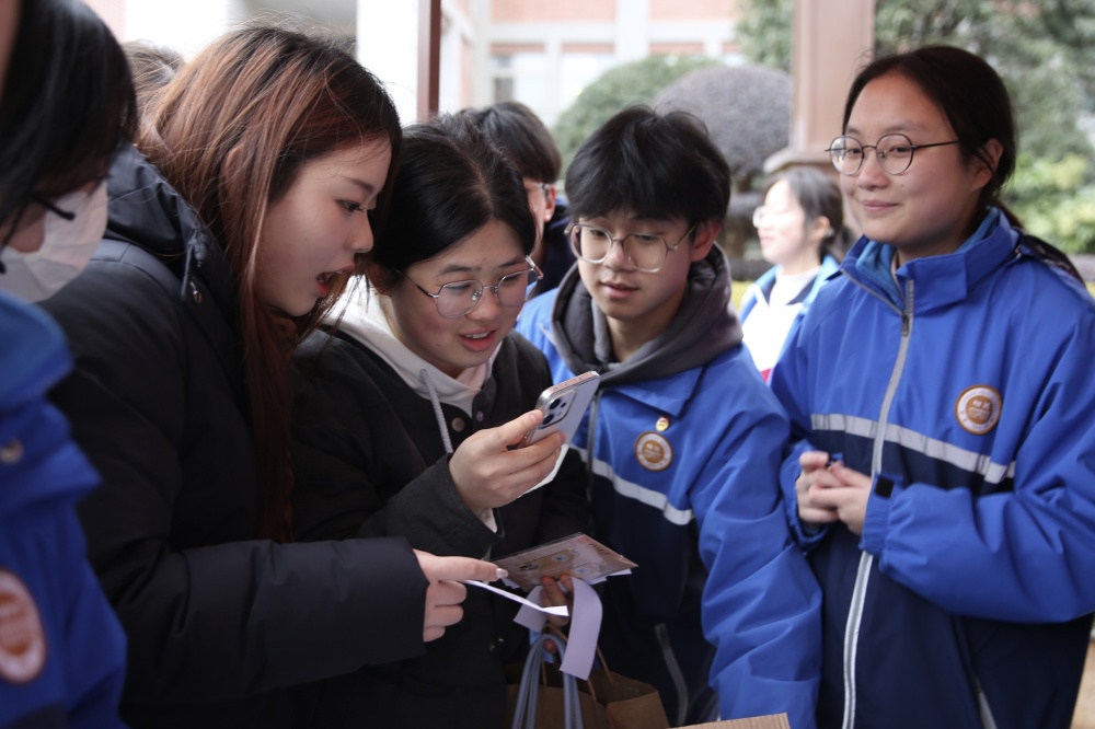 明德中学2026年优秀毕业生寒假回访活动成功举办