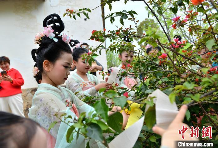 福州再现花朝节习俗 汉服少女赏红护花祭花神