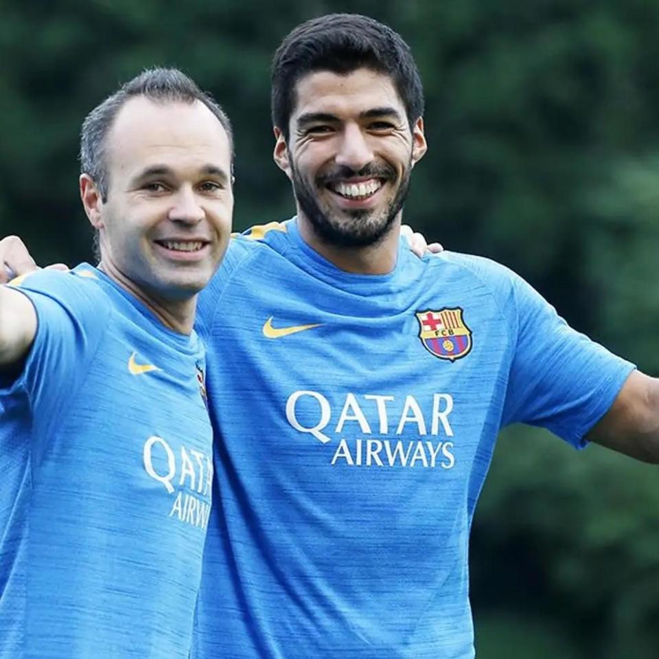 苏亚雷斯在社交媒体晒出他和伊涅斯塔的合照,并写道:"为你为足球所