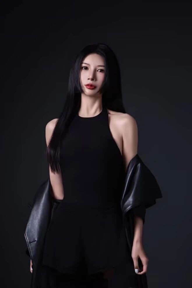 宁秀《2025胡润光谷中国设计榜》年度上榜设计师浙江题恩文化创意有限公司、题恩设计创始人、设计总监、软装陈设师、高级茶艺师、空间规划师【个人简介】拥有18年软装行业设计经验，亲自主导设计过酒店、样板间、售楼中心、展厅、别墅、家装、办公空间等软装设计项目，擅长现代、轻奢，新古典风格，曾多次出国深造学习，将国外优秀创作理念与软装方案相融合的同时，不断追求自身设计素养的提升。获得“中国设计杰出青年奖”“