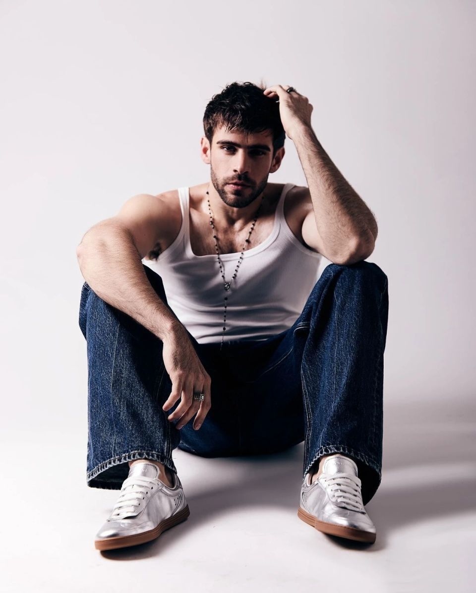 这位充满野性魅力的墨西哥帅哥,深受网飞平台力捧