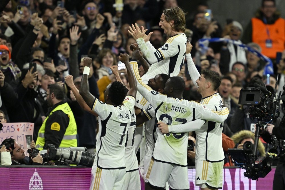 在克罗斯即将与皇马续约之际,他过去十年的中场搭档莫德里奇却可能