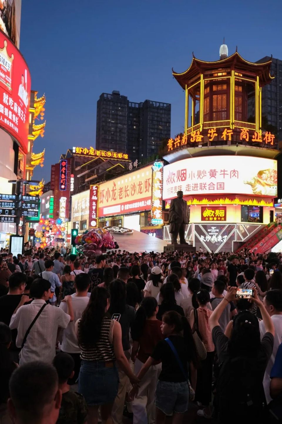 人流如潮,人声鼎沸,人气火爆……繁华了湖南的"夜"