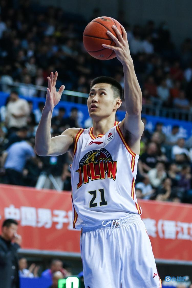 吴昌泽13投8中 高效贡献19分12篮板3助攻&0失误