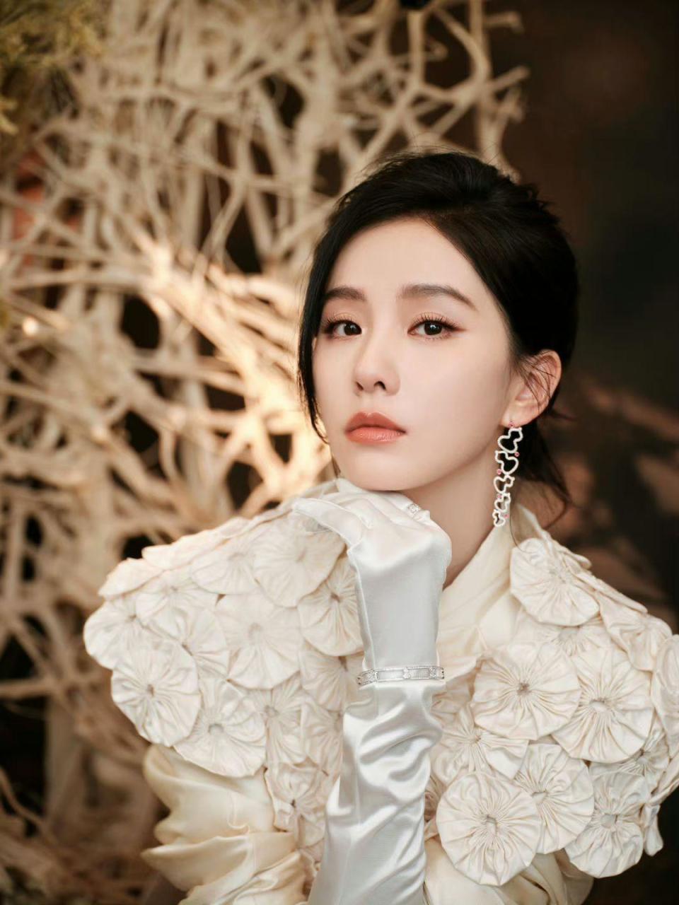 经纪人区别对待刘诗诗与杨紫引争议一个穿当季高定一个穿过季