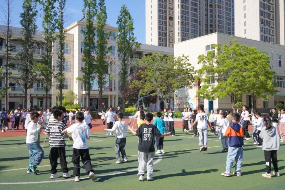 挑战校长!睢宁这所小学的学生胆儿不小
