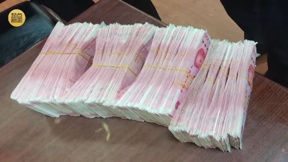 20万元现金遗落出租车上!的哥一小时完璧归赵