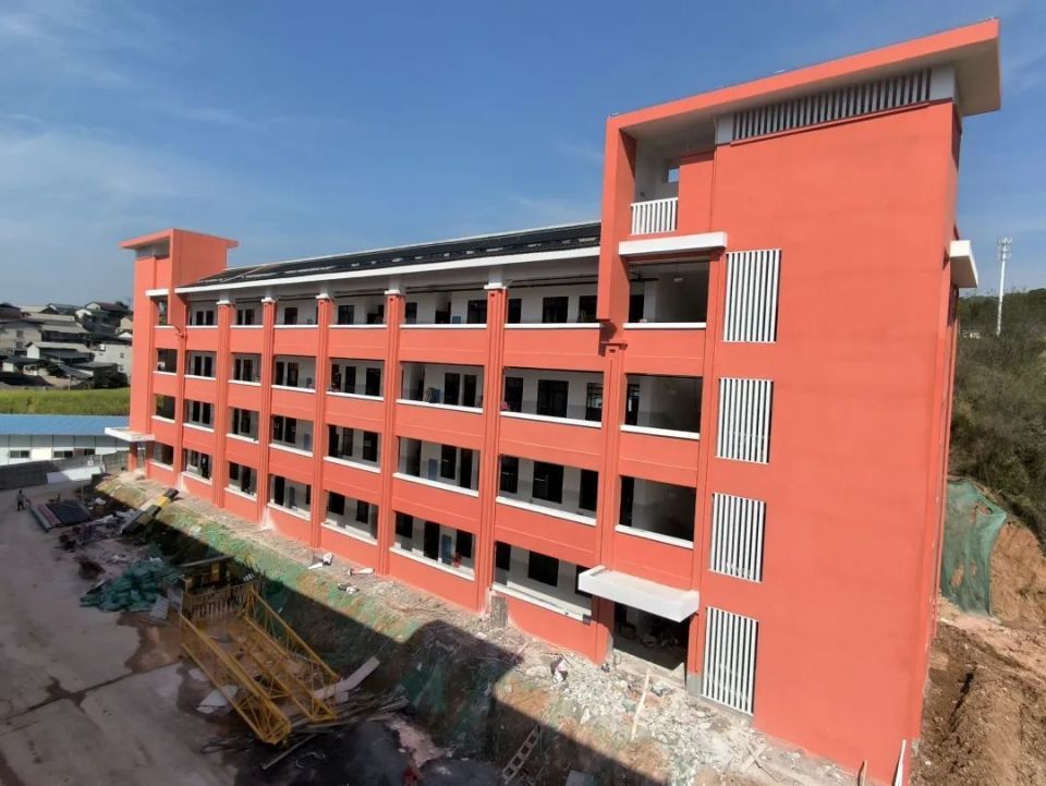 掌上张家界讯(记者  陈洁 唐己婷)4月8日,澧兰中学新修的综合楼迎来新