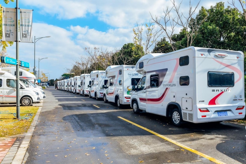 赏花走俏春季房车游迎热潮