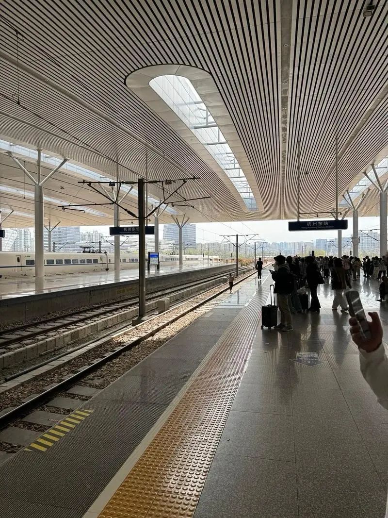一旅客突然跳下高铁站台被剐蹭,铁路杭州站通报——_腾讯新闻