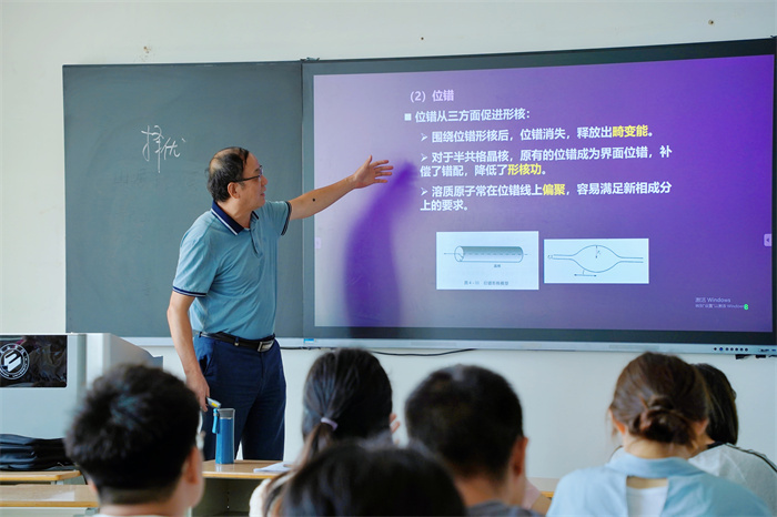 不移白首之心 三尺讲台追梦边疆——文山学院推动"国家银龄教师行动