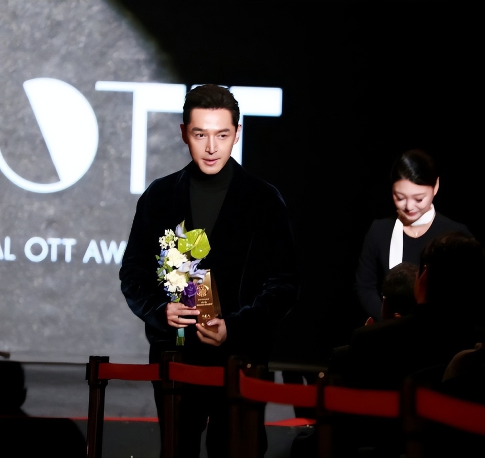 随着颁奖人柳承龙与周冬雨共同揭晓奖项,镜头聚焦在胡歌身上,他以一