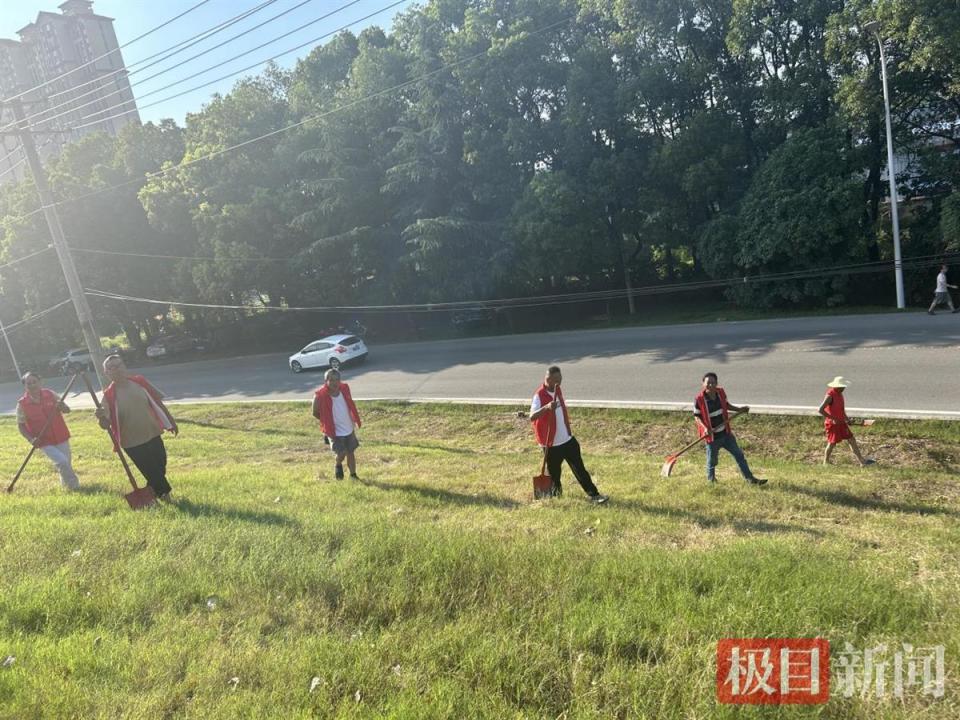 "志愿红"在大堤上闪耀,武穴市32名志愿者加入防汛队伍日夜巡堤