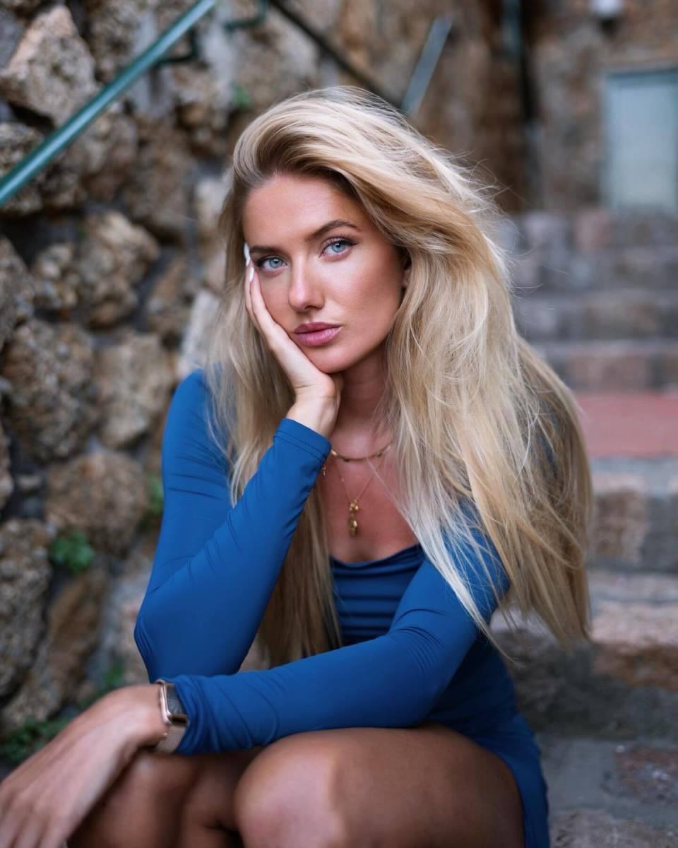 施密特主攻短跑和中长跑,在田径方面她表现平平,曾入选东京奥运会德国