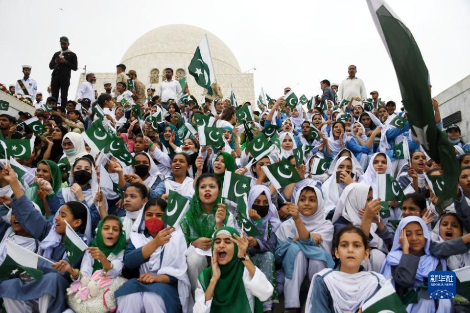 8月14日,在巴基斯坦卡拉奇,当地学生参加巴基斯坦独立76周年庆祝活动.