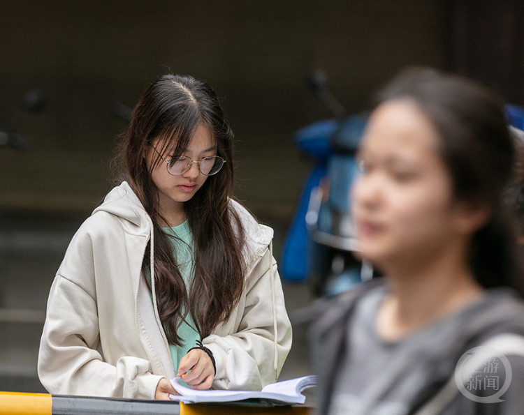 南川中学考点,考生抓紧时间复习.