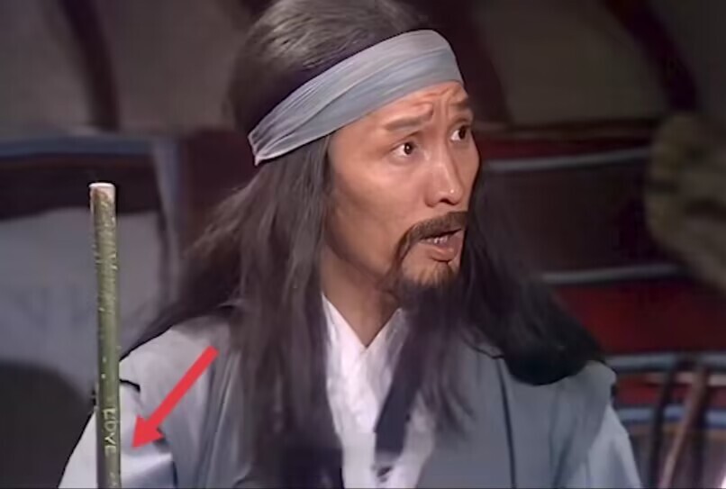 还有一根吸管,不知道是哪个馋鬼喝的,也不知道丢进垃圾桶郭靖和杨铁心