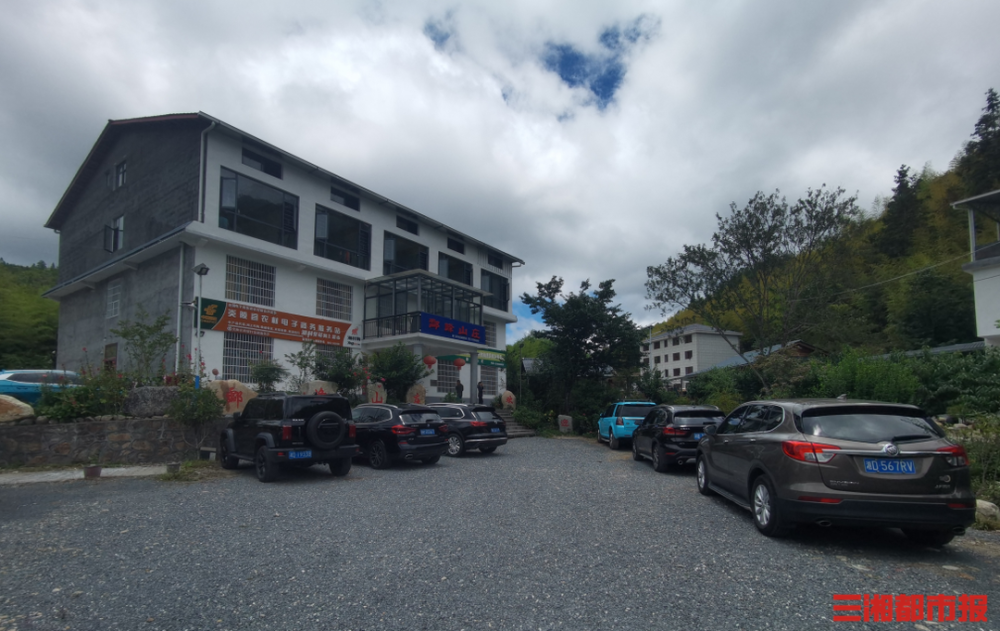 (7月27日,炎陵梨树洲村上的民宿,不少市民自驾前来避暑.