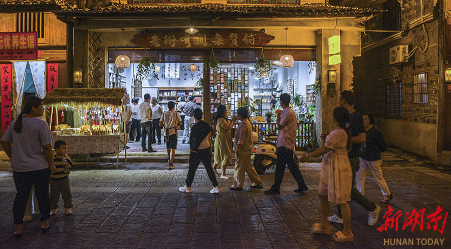 6月11日晚,武冈市西直街网红古街"老街有间杂货铺"试营业店,市民在