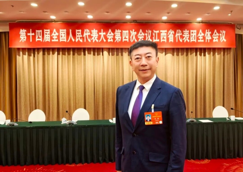 对话全国人大代表刘辉：制造业中高精度类工作，机器无法取代人工_腾讯新闻