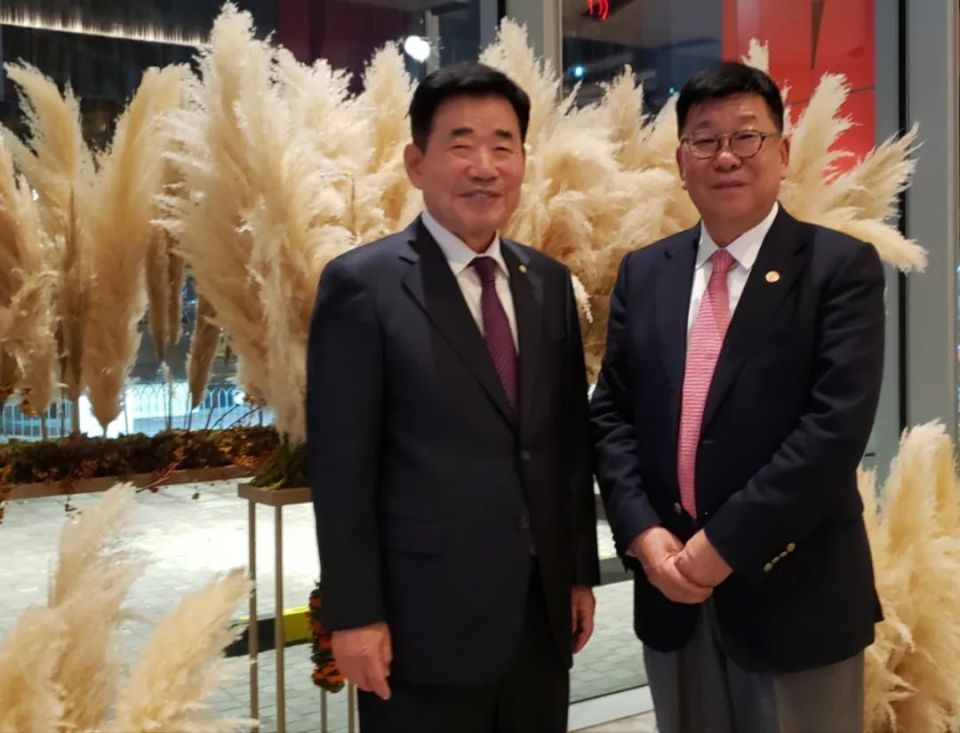 韩国国会议长金振杓会见并宴请了正在首尔访问的察哈尔学会会长韩方明