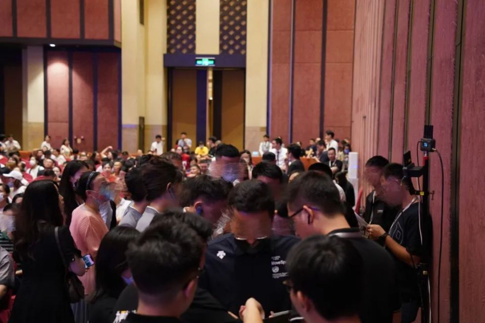 近2000购房者抢购500多套新房？广州再现排队抢房潮_腾讯新闻