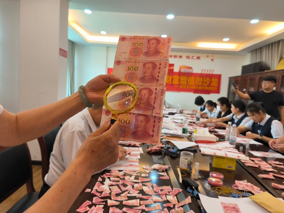 银行员工帮忙拼接20余万碎钞票。图/九派新闻 曾怡婷