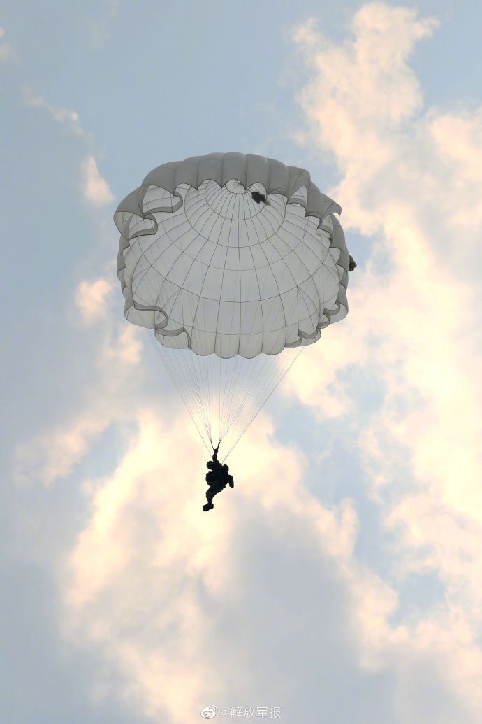 伞花朵朵一起看空降兵多伞型跳伞训练