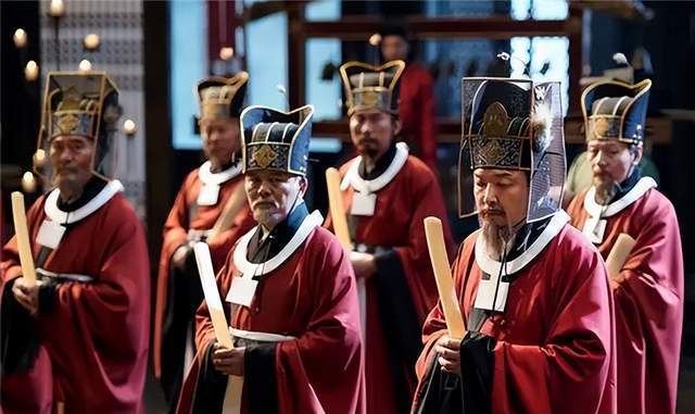 古代大臣上朝时手持的笏板有何用这东西可打小抄可遮脸
