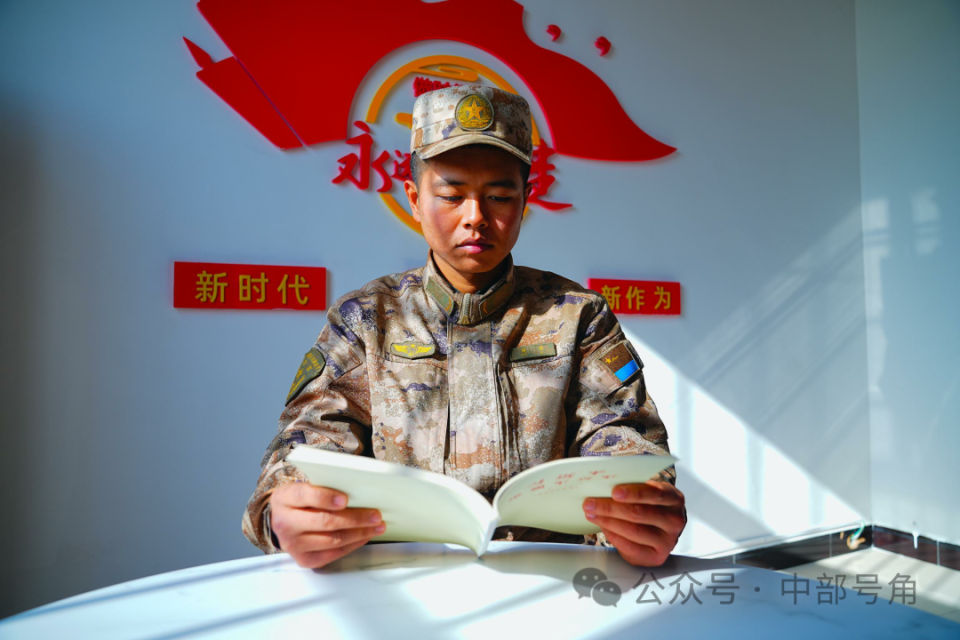 冬日寒天警卫尖兵点燃火热军营