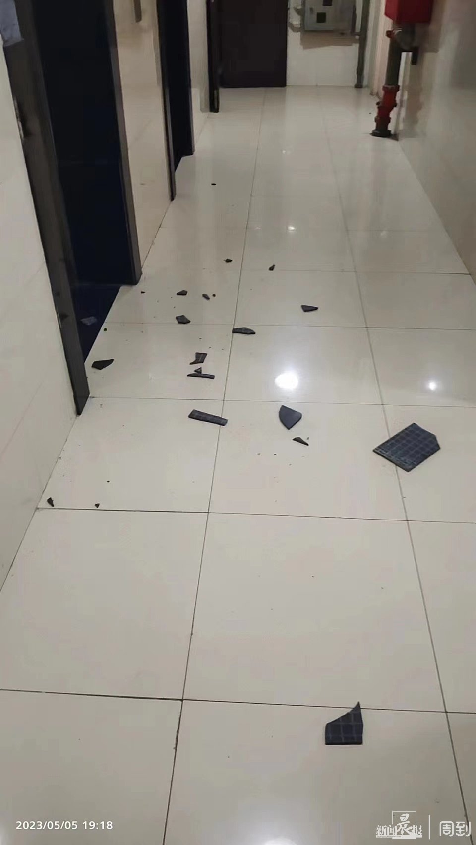 老叶较真丨刚走出电梯江南名庐居民就被门框上的瓷砖砸中
