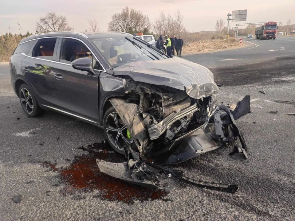 乌兰察布发生一起交通事故路口未让右侧车辆先行惨烈碰撞骤然发生