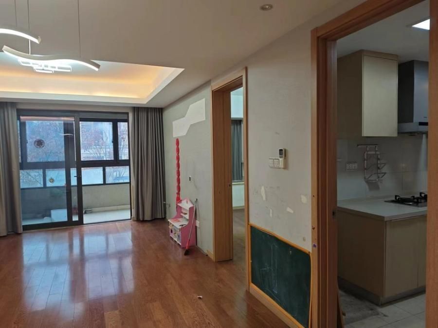 房内部分墙纸脱落,孟女士过户后需要重新翻修.