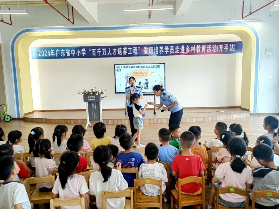 5月28日,开平市公安局护苗女警团走进开平市三埠祥龙幼儿园(潭江首府
