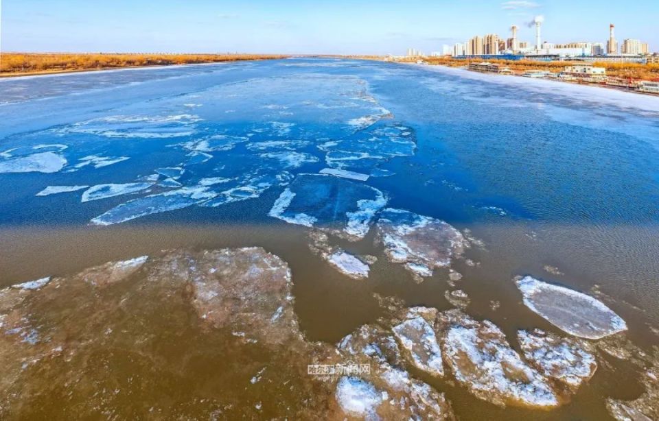 松花江哈尔滨段开始跑冰排