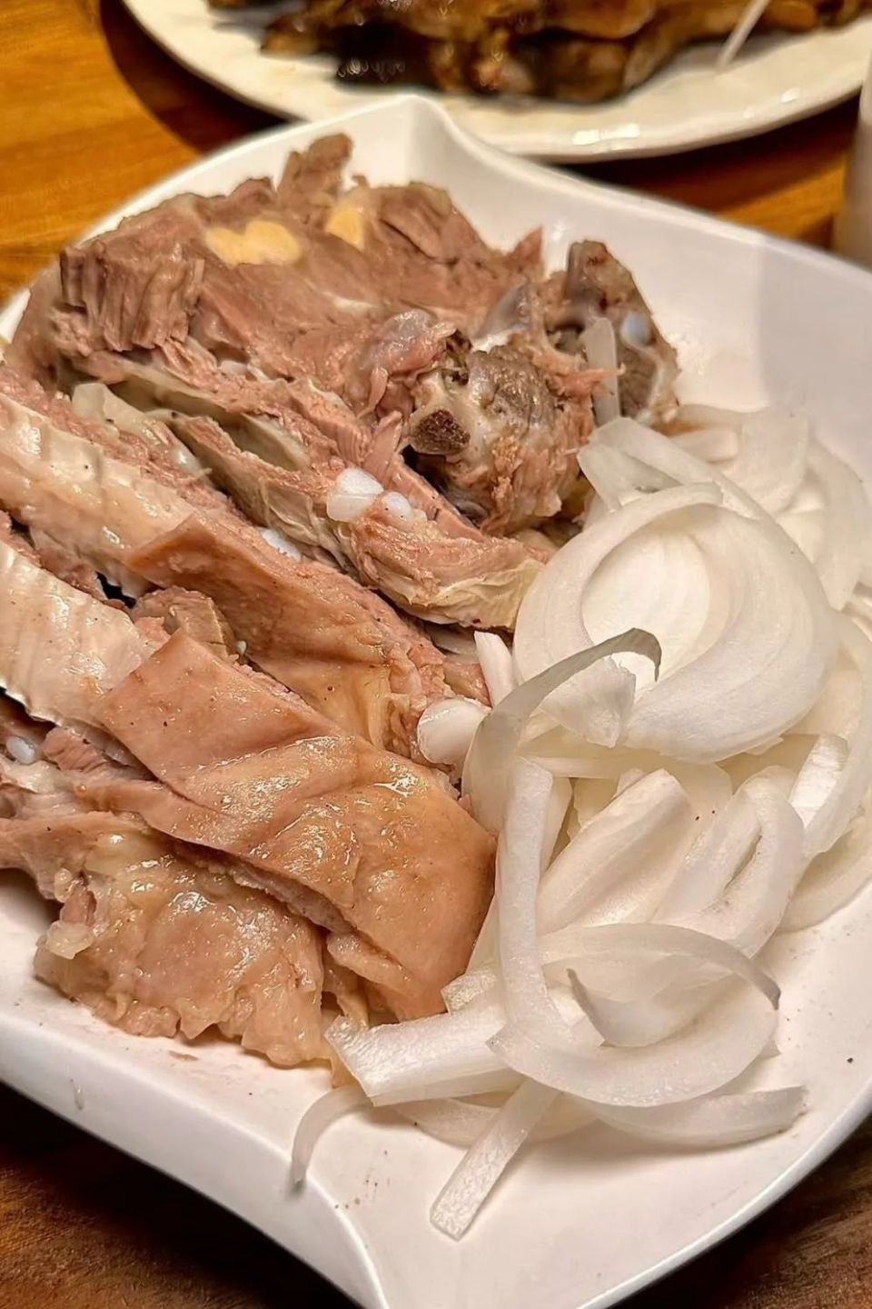 大盘冒着热气的手抓肉,这种做法只用盐做调味,最大限度保留了羊肉的鲜