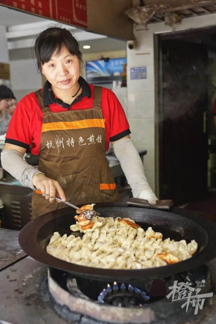 去年是烧饼,今年这份"泼天的富贵"要轮到杭州这家网红煎饺店了?