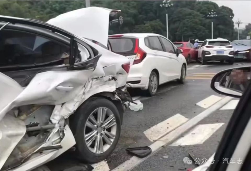 突发!广州广汕路一重载货车追尾16辆小汽车,网友:各大厂家碰撞测试