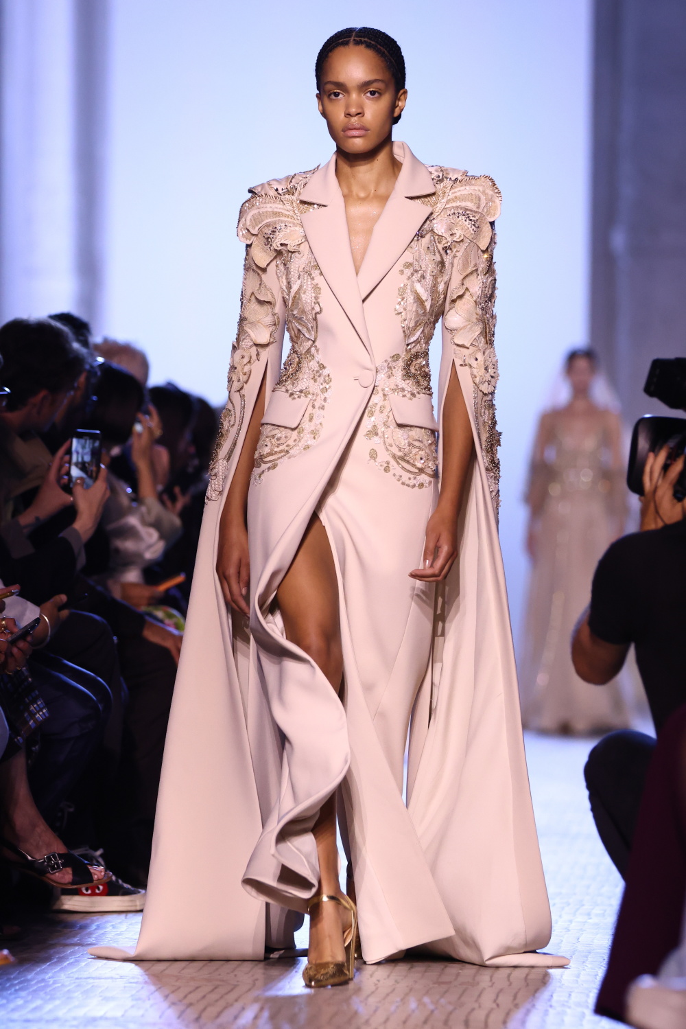 在法国巴黎高级定制周上展示elie saab品牌的2023/2024秋冬新款服装