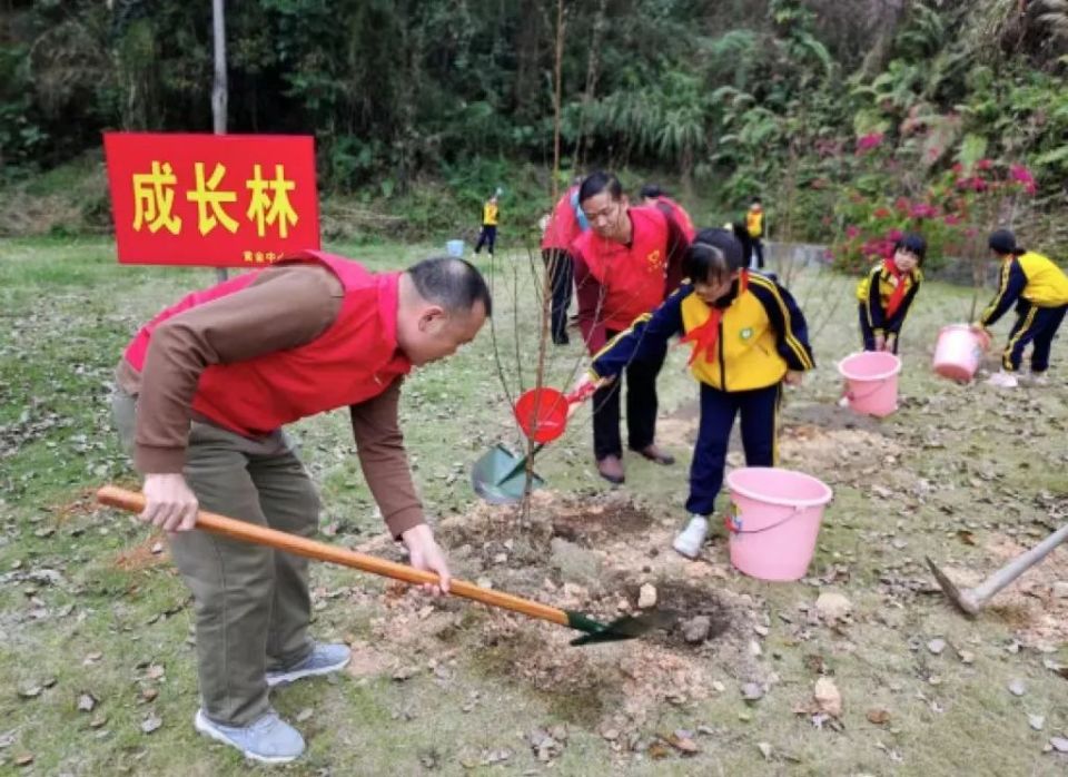 倾心倾情为教育,尽职尽责当代表——记黄金镇第十八届人大代表彭伟富