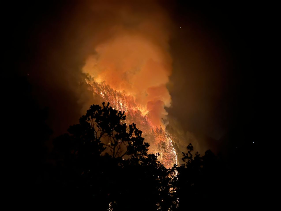 图集四川雅江森林火灾仍有明火新增消防力量持续救援