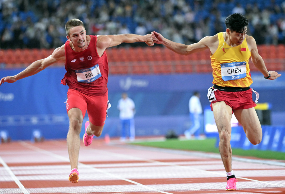 成都大运会田径男子100米决赛陈冠锋获季军