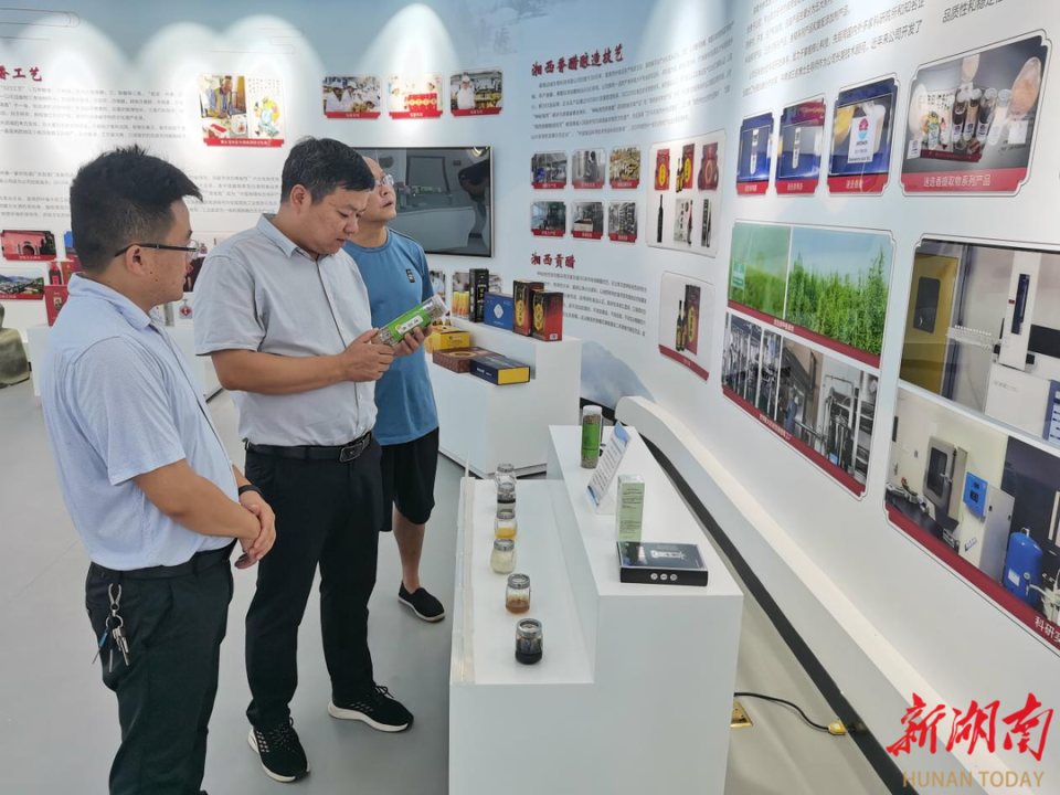 永顺县万坪镇与吉首大学化学化工学院签署产学研合作协议