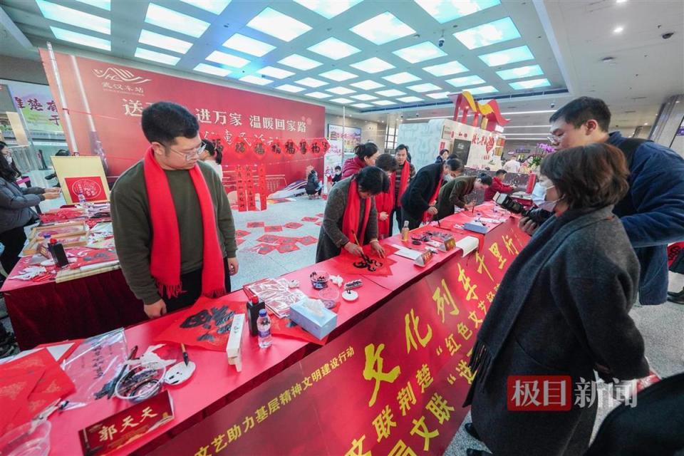 春运启幕，墨香春联传递暖暖年味_腾讯新闻