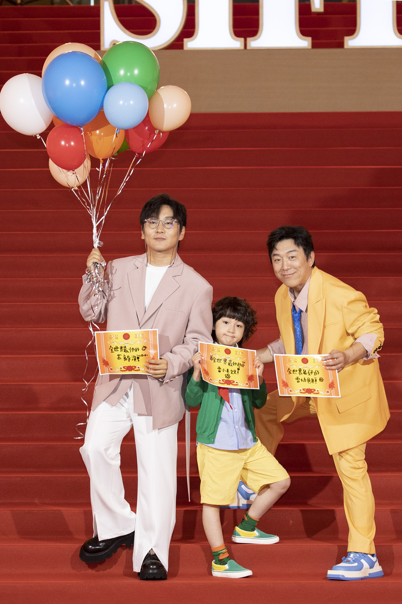 胡歌大鹏双获最佳男演员91岁山田洋次走红毯金爵奖颁奖典礼星光熠熠