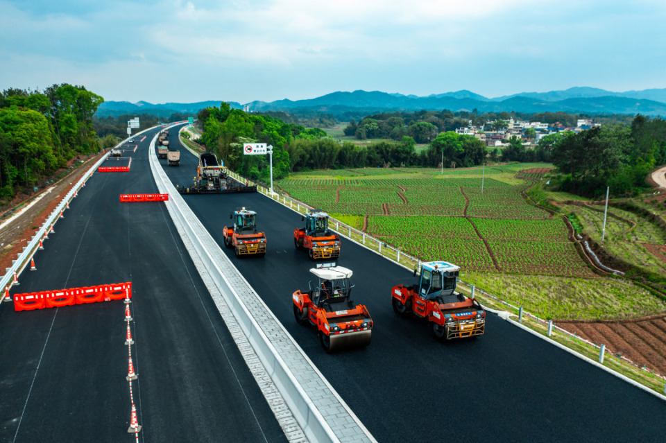 主线路面完工粤赣省际新通道雄信高速预计上半年建成通车