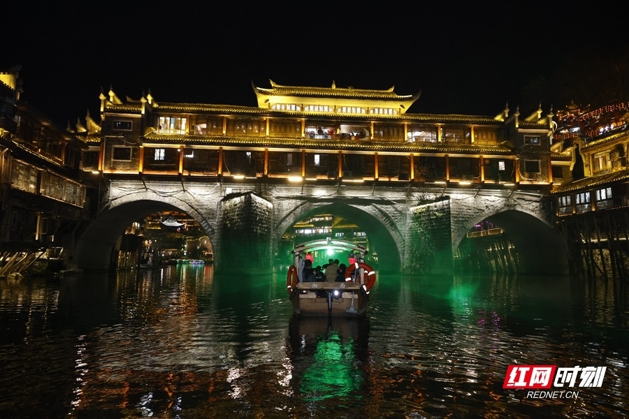 凤凰古城品边城烟火金牌导游为高校学子上开学第一课