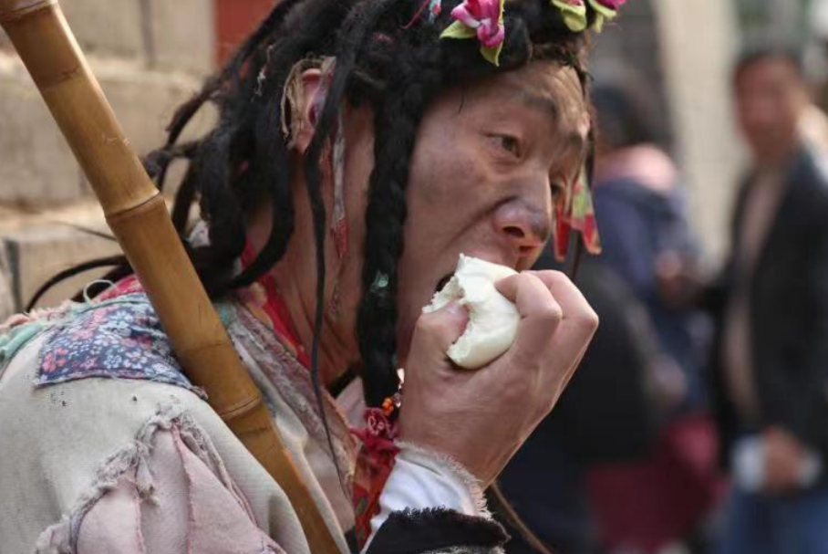 清明上河园的"小乞丐"因长胖走红:投喂的人太多,但其实没长胖