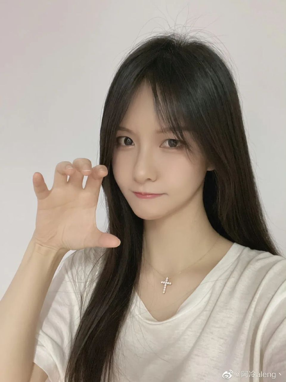 阿冷换平台?还成立了音乐厂牌,开美颜被网友吐槽非开不可吗?