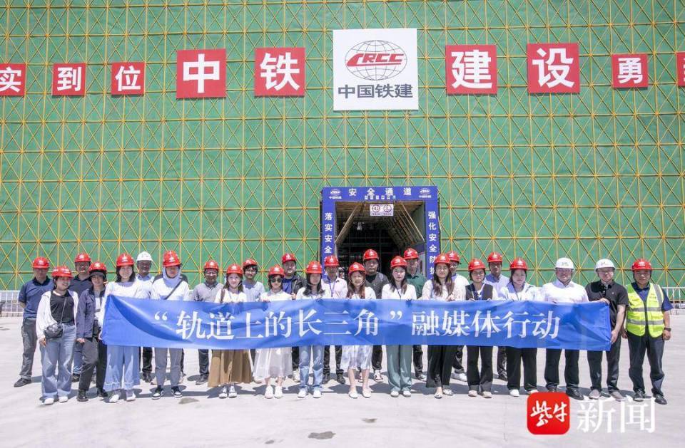 苏州南站是全国首座"六边形"立体交通枢纽综合体,集高铁,城际铁路